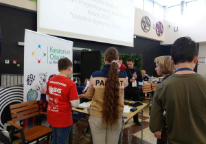 Uczniowie losują stanowisko do pojedynków