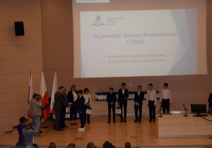 Hubert Lamenta, uczeń klasy 8b – Laureat Wojewódzkiego Konkursu Przedmiotowego z Fizyki otrzymuje nagrodę i dyplom z rąk I Wicewojewody Łódzkiego Marcina Buchali