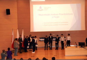 Hubert Lamenta, uczeń klasy 8b – Laureat Wojewódzkiego Konkursu Przedmiotowego z Fizyki otrzymuje nagrodę i dyplom z rąk Łódzkiego Kuratora Oświaty Waldemara Flajszera