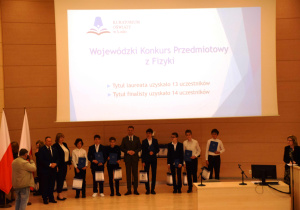Laureaci Wojewódzkiego Konkursu Przedmiotowego z Fizyki z wręczonymi dyplomami i nagrodami