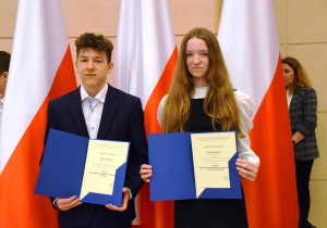 Karolina Odyniec i Hubert Lament, uczniowie Szkoły Podstawowej nr 137 w Łodzi z zaświadczeniami o uzyskaniu Tytułu Laureata Wojewódzkiego Konkursu Przedmiotowego