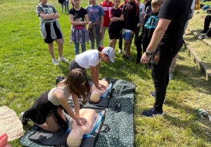 Pierwsza pomoc. RKO na manekinie ćwiczebnym