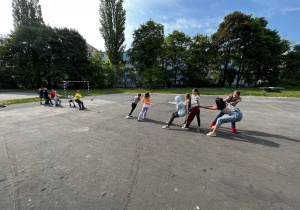 Przeciąganie liny na szkolnym boisku