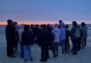 Nocne poszukiwanie bursztynu na plaży z wykorzystaniem lamp UV