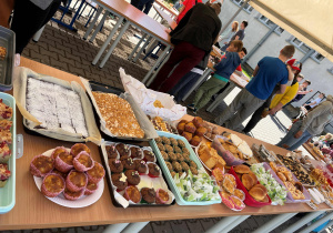 Piknikowe smakołyki przygotowane przez rodziców