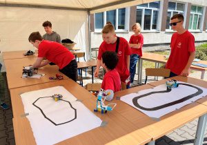 Uczniowie prezentują roboty z Projektu Laboratoria Przyszłości