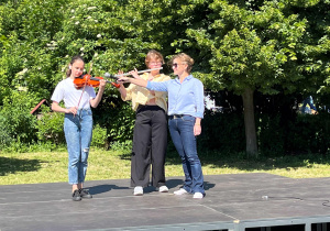 Pokaz talentów muzycznych. Występ uczennic z Ukrainy