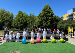Pokaz uczniów z kolorowymi piłkami uczestniczących w zajęciach karate w CZP nr3
