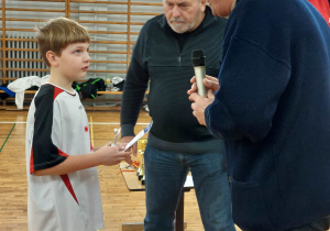 Dekoracja drużyny SP 137 za 4 miejsce w turnieju.