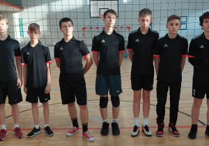 Zespół SP 79 z trenerem.
