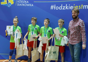 Nasi reprezentanci : Filip Kosiorek, Patryk Mierzejewski, Kacper Krzyżański i Aleksander Ogiński z pamiątkowymi dyplomami i nagrodami rzeczowymi.