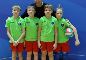 Reprezentacja SP 137 razem z trenerem.