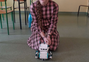 Natalia pokazuje robota, którego sama złożyła i oprogramowała.