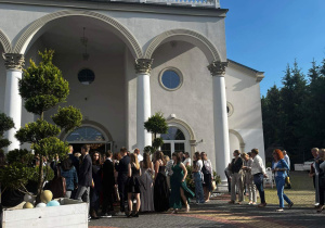 Uczestnicy przed rozpoczęciem balu zgromadzeni przy głównym wejściu do Restauracji Yuca