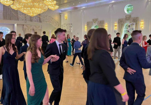 Uczniowie tańczą poloneza