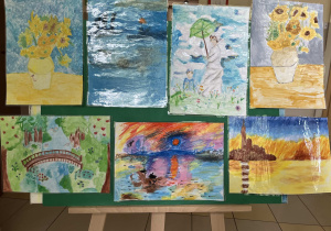 Prace uczniów klas szóstych będących inspiracją dzieł Claude Monet`a oraz Vincenta Van Gogha zamieszczone na sztalugach