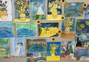 Prace uczniów klas szóstych wykonane na zajęciach plastyki, umieszczone na ścianie szkolnego korytarza. Temat – Malujemy jak Claude Monet i Vincent Van Gogh