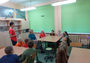 Latanie dronem przez tor przeszkód. Uczniowie z klasy ósmej uczą dzieci z klasy 2D latać dronem.