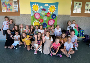 Uczniowie klas młodszych w radosnych nastrojach w Dniu Kropki