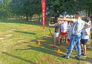 Uczniowie rywalizują w konkurencji – strzelanie z łuku.