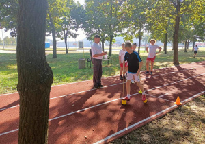 Chłopcy pokonują tor przeszkód podczas zawodów sportowych Sport Challenge