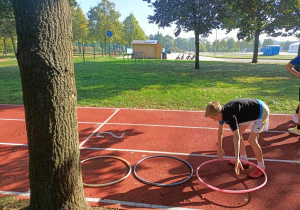 Chłopcy pokonują tor przeszkód podczas zawodów sportowych Sport Challenge