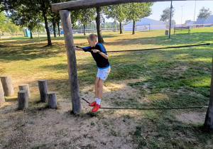 Chłopcy pokonują tor przeszkód podczas zawodów sportowych Sport Challenge