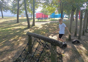 Chłopcy pokonują tor przeszkód podczas zawodów sportowych Sport Challenge