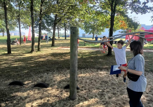 Chłopcy pokonują tor przeszkód podczas zawodów sportowych Sport Challenge