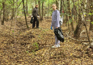 Uczniowie z klas siódmych i ósmych zbierają śmieci na terenie lasu – Uroczysko Lublinek