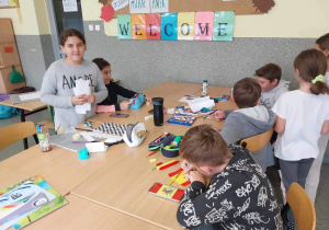 Uczniowie klasy 4c pracują nad projektem przygotowując plakaty zawierające tłumaczenie kolorów w języku hiszpańskim i włoskim