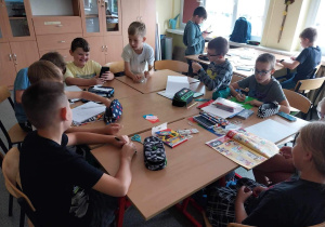 Uczniowie klasy 4c pracują nad projektem przygotowując plakaty zawierające tłumaczenie kolorów w języku hiszpańskim i włoskim