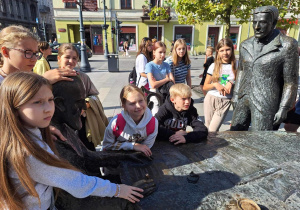 Uczniowie zgromadzeni przy Pomniku-Trzech Fabrykantów, twórców Łodzi Przemysłowej.