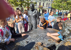 Uczniowie zgromadzeni przy Pomniku-Trzech Fabrykantów, twórców Łodzi Przemysłowej.