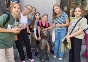 Grupa uczniów przy pomniku Misia Uszatka znajdującego się na szlaku Łódź Bajkowa, studia Se-ma-for.