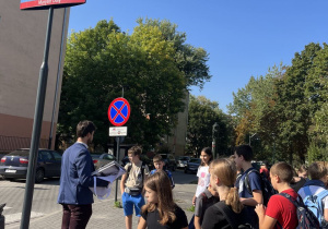 Uczniowie z klasy 6c podczas spaceru edukacyjnego ulicami Bracka – Przemysłowa