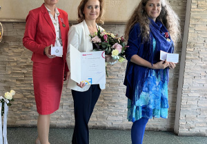 Pani Dyrektor Joanna Mrowińska – Wange z Nagrodą Prezydenta Miasta Łodzi, Pani wicedyrektor Barbara Duda i Pani Iwona Birecka z Medalami KEN w uroczystym Dniu Edukacji Narodowej w Szkole Podstawowej nr 137 Łodzi
