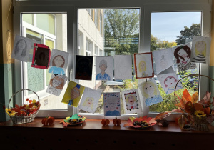 Galeria prac konkursowych wykonanych przez uczniów klas 1-7 znajdująca się na szkolnym korytarzu – Portret nauczyciela