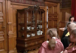 Klasa 2b zwiedza Pałac Herbsta. Dzieci znajdują się w Pałacowej Jadalni