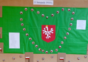 Tablica okolicznościowa poświęcona Odzyskaniu Niepodległości przygotowana przez szkolną bibliotekę