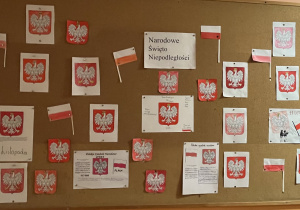 Tablica okolicznościowa poświęcona Odzyskaniu Niepodległości przygotowana przez uczniów podczas lekcji religii