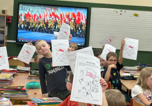 Uczniowie 1a podczas zajęć poświęconych Dniu Niepodległości