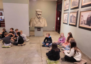 Klasa 3b na zajęciach edukacyjnych w Muzeum Tradycji Niepodległościowych w Łodzi