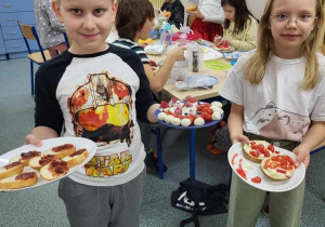 Czerwone śniadanie” przygotowane przez uczniów klasy 3b z okazji 11 Listopada.