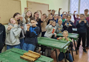Uczniowie klasy 6b prezentują swoje gotowe ostrzałki