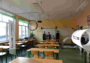 Uczniowie klas 6 uczą się pokonywać dronem tor przeszkód