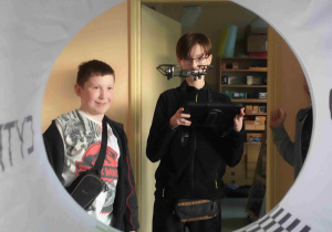 Uczeń steruje dronem przy pomocy aplikacji w tablecie