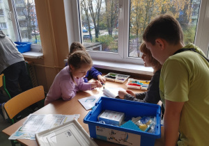 Uczniowie z klas drugich i szóstych podczas zajęć szkolnego Laboratorium Przyszłości