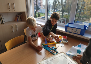 Dzieci z klasy drugiej podczas zajęć szkolnego Laboratorium Przyszłości