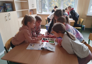 Uczniowie z klas drugich i szóstych podczas zajęć szkolnego Laboratorium Przyszłości